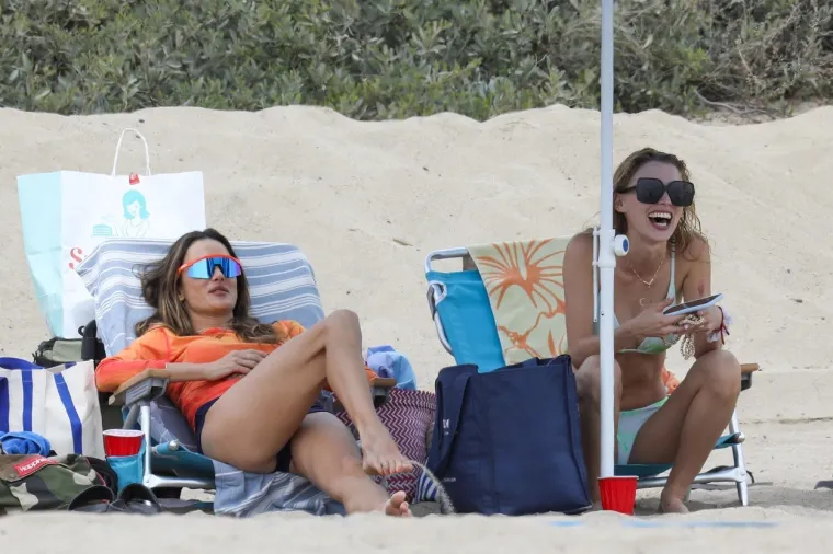 Alessandra Ambrosio je imala nezgodicu u moru: Afroditi nehotice ispale grudi, a ona se samo nasmijala