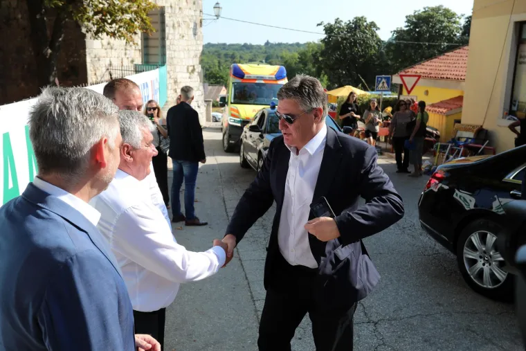Pazite ovo, toplinski je val, a Milanović pozirao u debelom odijelu i s tamnim cvikama! Tu je bio i ležerniji Jandroković...