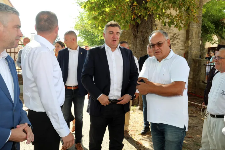 Pazite ovo, toplinski je val, a Milanović pozirao u debelom odijelu i s tamnim cvikama! Tu je bio i ležerniji Jandroković...