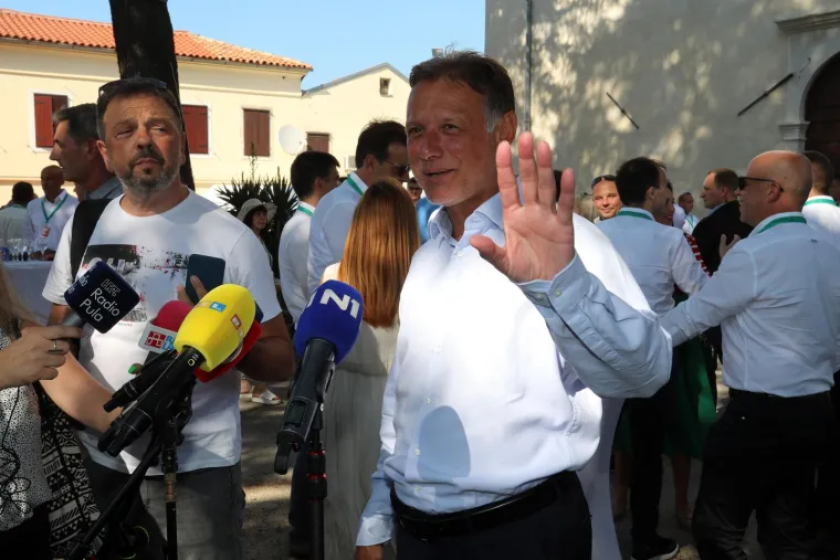 Pazite ovo, toplinski je val, a Milanović pozirao u debelom odijelu i s tamnim cvikama! Tu je bio i ležerniji Jandroković...