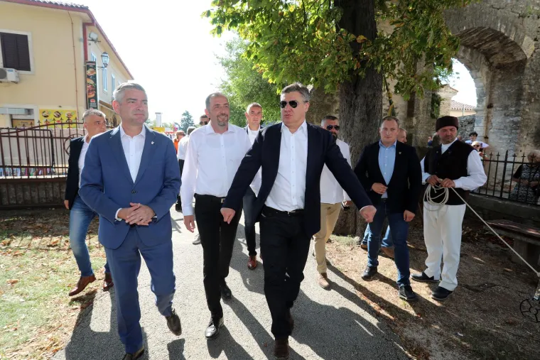 Pazite ovo, toplinski je val, a Milanović pozirao u debelom odijelu i s tamnim cvikama! Tu je bio i ležerniji Jandroković...