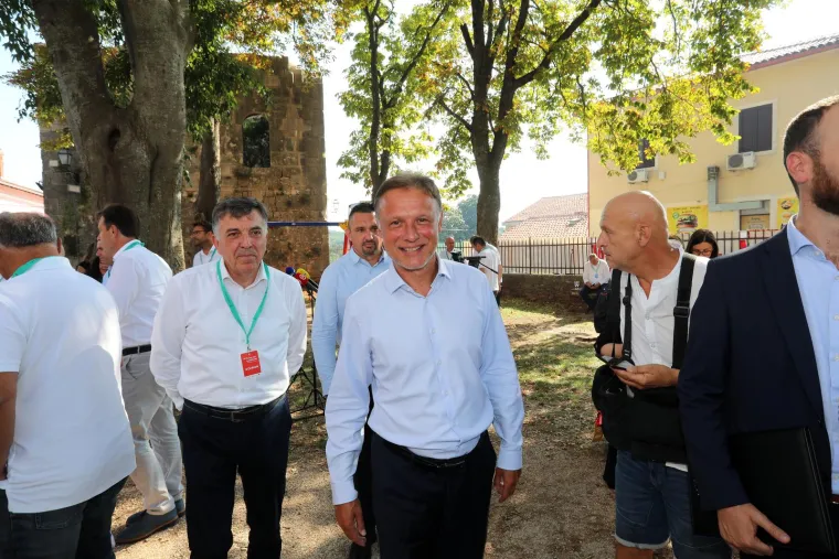 Pazite ovo, toplinski je val, a Milanović pozirao u debelom odijelu i s tamnim cvikama! Tu je bio i ležerniji Jandroković...