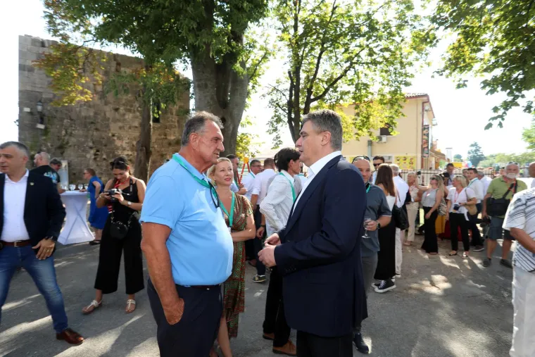 Pazite ovo, toplinski je val, a Milanović pozirao u debelom odijelu i s tamnim cvikama! Tu je bio i ležerniji Jandroković...