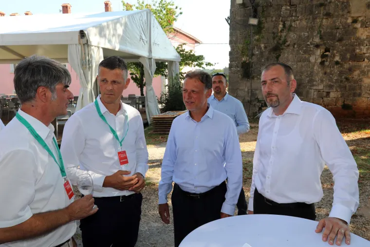 Pazite ovo, toplinski je val, a Milanović pozirao u debelom odijelu i s tamnim cvikama! Tu je bio i ležerniji Jandroković...