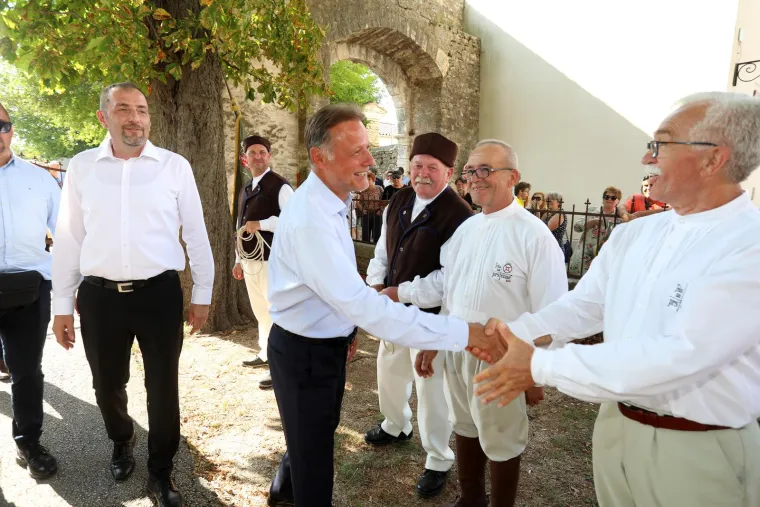 Pazite ovo, toplinski je val, a Milanović pozirao u debelom odijelu i s tamnim cvikama! Tu je bio i ležerniji Jandroković...