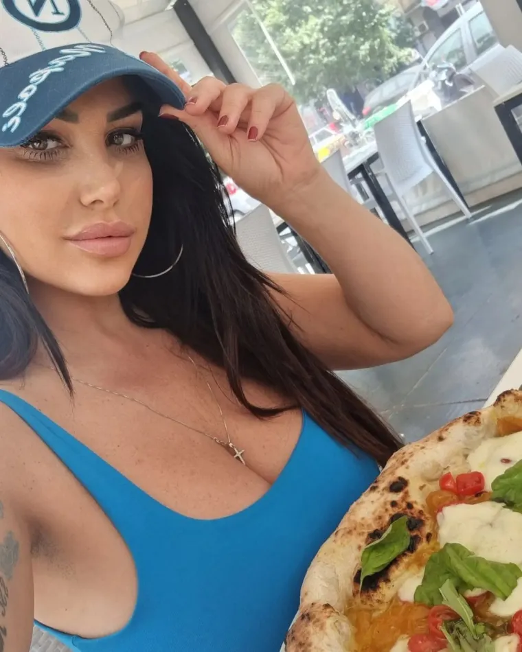 Vatrena Marika u dru&scaron;tvo je pozvala tajanstvenu prijateljicu: Mnogi bi htjeli da ih obje prime i stisnu u 'sendvič'