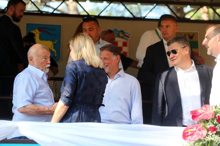 U istarskom Barbanu u nedjelju je tradicionalno održana viteška manifestacija Trka na prstenac, a otvorio ju je predsjednik Republike Zoran Milanović poručivši da treba i dalje čuvati tu vitešku igru, proslavu tradicije i vještine konjanika.  