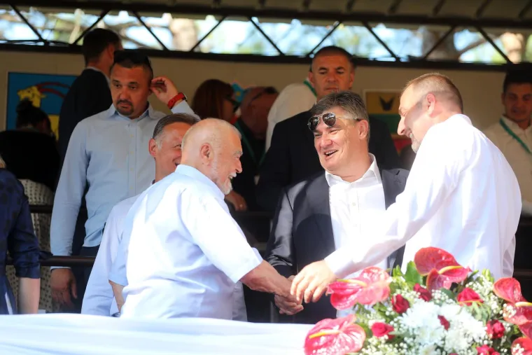 U prigodnom obraćanju predsjednik Milanović govorio je o poštovanju koje zaslužuju konjanici, sudionici natjecanja, ali i o simbolici odnosa čovjeka i konja, tog &quot;plemenitog, snažnog, upornog i lijepog stvorenja, koji je i naš narod pratio kroz povijest i bez kojega ne bismo bili ono što jesmo”.