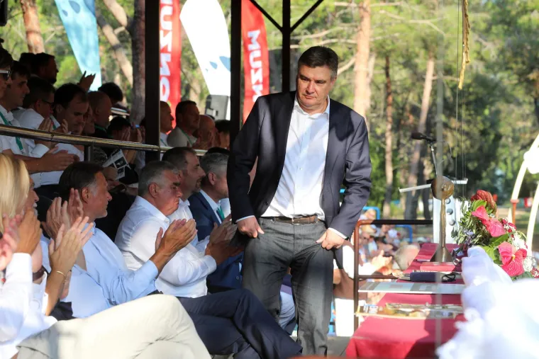 Osim predsjednika Milanovića, ovogodišnju &quot;Trku na prstenac&quot; u Barbanu pratili su predsjednik Hrvatskog sabora Gordan Jandroković, ministrica turizma i sporta i izaslanica predsjednika Vlade Nikolina Brnjac, istarski župan Boris Miletić, istarski gradonačelnici i načelnici općina predvođeno načelnikom općine Barban Daliborom Pausom i predsjednikom Društva “Trka na prstenac” Aldom Osipom.