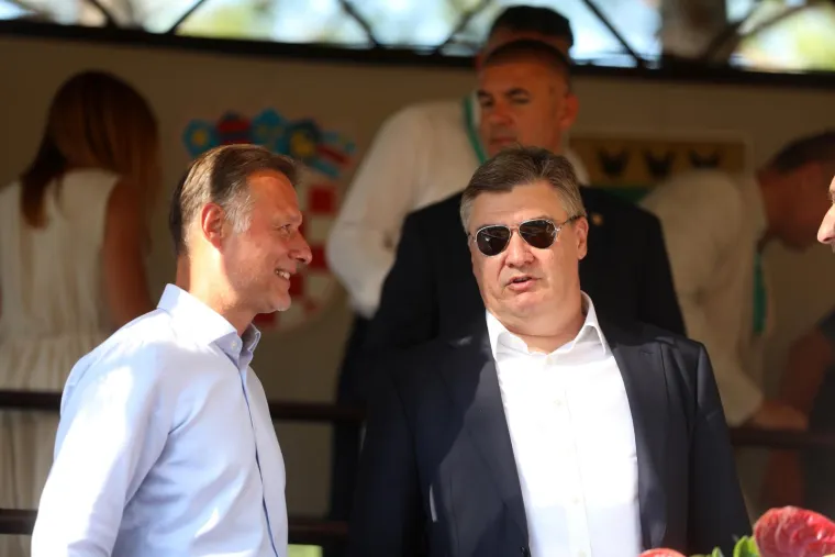 Viteška igra “Trka na prstenac” konjička je manifestacija u kojoj natjecatelji moraju u tri utrke savladati stazu dugu 150 metara te kopljem pogoditi prstenac. Onaj natjecatelj koji u tri utrke postigne najviše bodova postaje slavodobitnikom. Tradicionalna Trka na prstenac održana je ove godine 48. put, a obnovljena je nakon pauze duge 280 godina. Zvuci konjskih kopita Barbanom odjekuju redovito od 1976. godine, pretposljednjeg vikenda u kolovozu.
