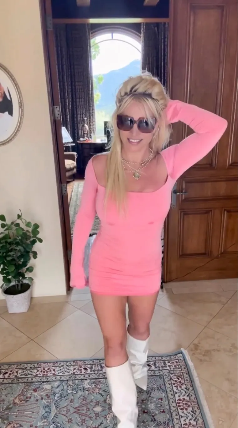 Neraspoložena, nepočešljana, bez grudnjaka: Britney Spears snimljena prvi put nakon razvoda i ne izgleda baš najbolje