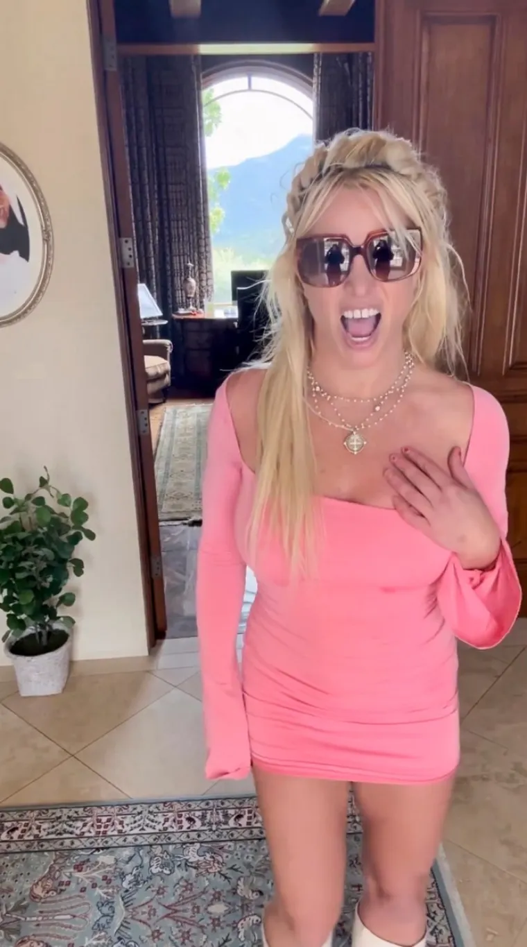 Neraspoložena, nepočešljana, bez grudnjaka: Britney Spears snimljena prvi put nakon razvoda i ne izgleda baš najbolje