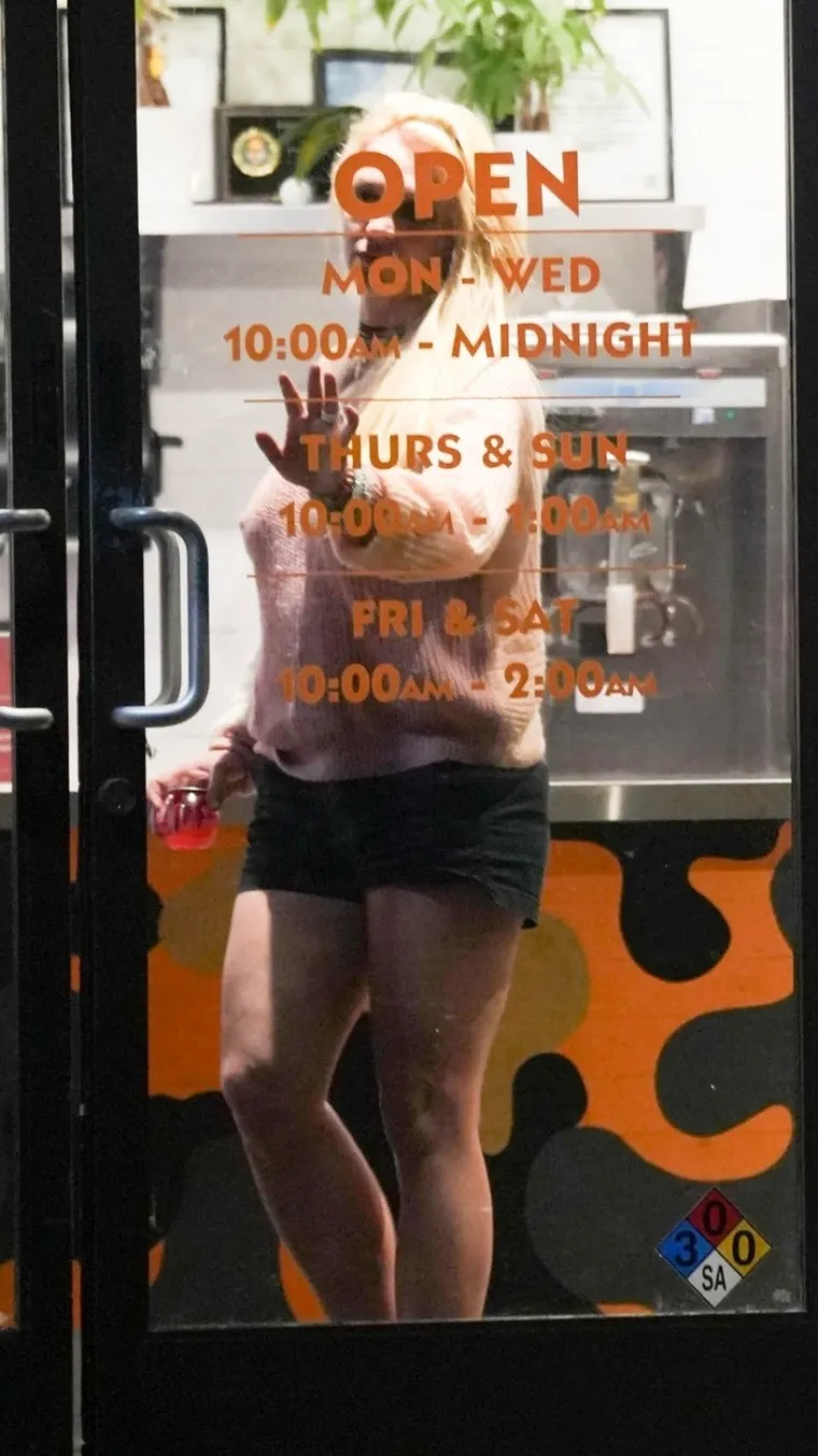 Neraspoložena, nepoče&scaron;ljana, bez grudnjaka: Britney Spears snimljena prvi put nakon razvoda i ne izgleda ba&scaron; najbolje