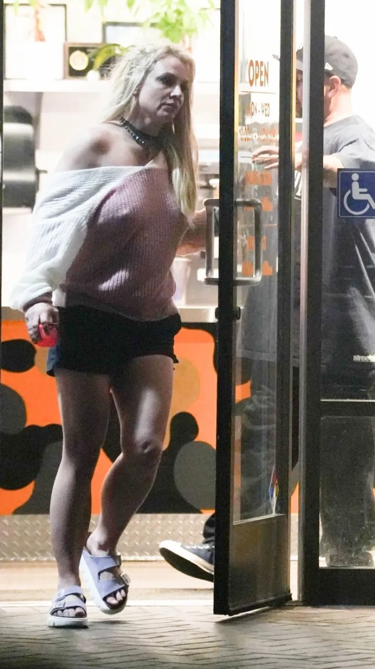 Neraspoložena, nepoče&scaron;ljana, bez grudnjaka: Britney Spears snimljena prvi put nakon razvoda i ne izgleda ba&scaron; najbolje