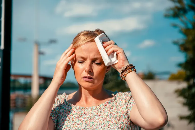 Visoke temperature mogu izazvati i sunčanicu. To je stanje u kojem se zbog pretjerane vrućine šire krvne žile oko mozga i javlja se pregrijavanje moždanog tkiva. To stanje može rezultirati gubitkom svijesti, a simptomi uključuju suhu kožu uz osjetno povišenu tjelesnu temperaturu, glavobolju, vrtoglavicu, nemir, smušenost te crvenilo lica, piše 24sata. 