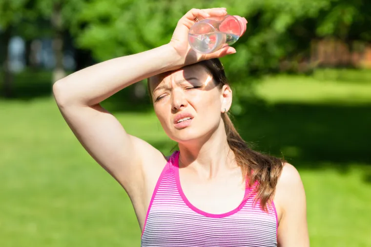 Pazite se i toplinskog udara - dovodi do rasta unutarnje temperature na 40 stupnjeva. Tada je moguć i poremećaj vida i teško disanje. Takvo stanje može brzo dovesti do opasnosti za život. Tijelo nema više ni jedan način da samo smanji tjelesnu temperaturu. Puls je ubrzan, disanje isprekidano, krvni tlak pada. To može dovesti do upala i do ozbiljnog oštećenja nekih organa. Ako se pacijentu ne pomogne na vrijeme, može doći i do potpunog otkazivanja organa. Tada je ključno odmah nazvati Hitnu pomoć ili liječnika, a do dolaska Hitne čovjeka treba smjestiti u hladnu prostoriju u vodoravan položaj, podići mu noge i kukove, odstraniti mu odjeću i početi s vanjskim hlađenjem. 