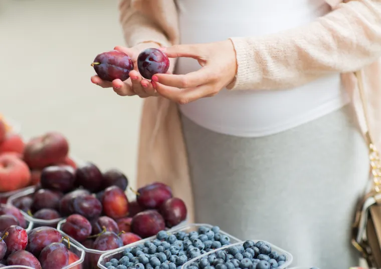 Međutim, Sas kaže da je moguće uživati u voću s visokim sadržajem fruktoze, bez plinova. Pokušajte smanjiti veličinu porcije, što pomaže u smanjenju ukupnog opterećenja fruktozom u vašem probavnom sustavu. Također, odlučite se za zrelo voće jer Sas kaže da se šećeri u njima obično bolje podnose. On preporučuje kombiniranje fruktoze i voća s glukozom: &quot;Konzumacija voća s uravnoteženim omjerom glukoze i fruktoze može poboljšati apsorpciju fruktoze. Na primjer, banane imaju relativno visok sadržaj glukoze u usporedbi s fruktozom. Marelice, breskve, šljive i ananas su druge dobre opcije.&quot;