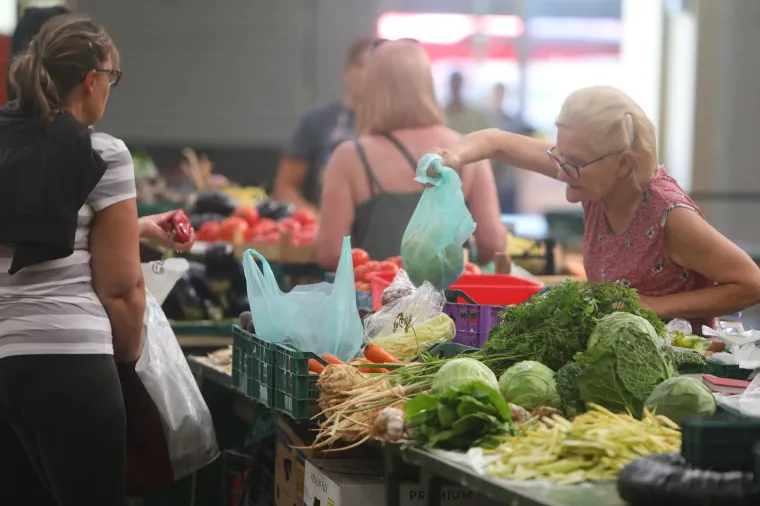 Grožđe i rajčica oko tri eura,  smokve skoro četiri, a grah &scaron;est. Ovo je ponuda na karlovačkoj tržnici