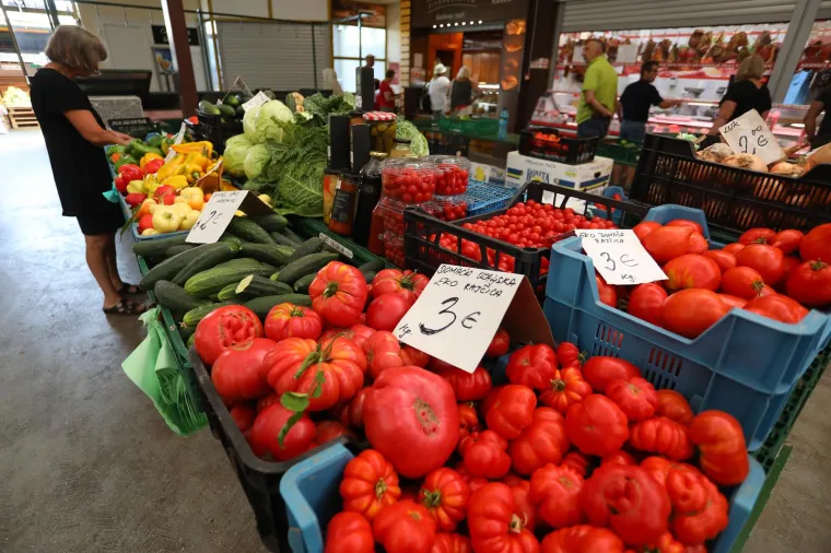 Grožđe i rajčica oko tri eura,  smokve skoro četiri, a grah &scaron;est. Ovo je ponuda na karlovačkoj tržnici