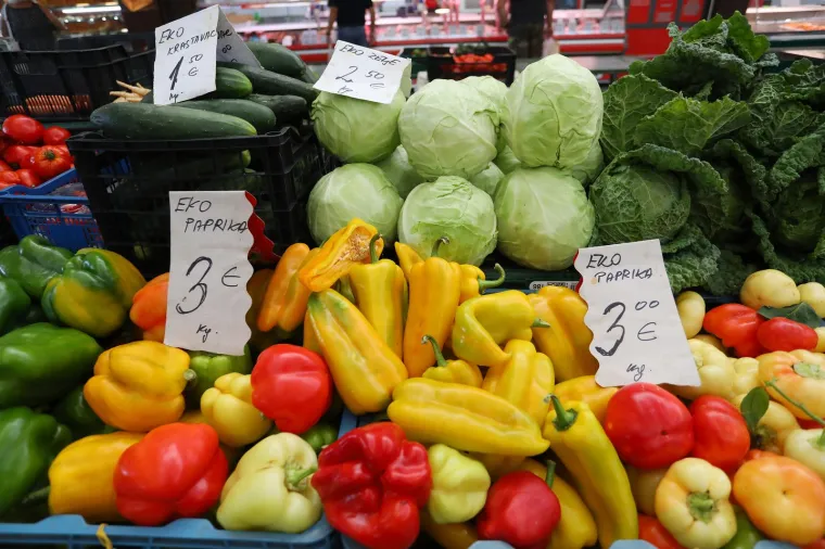 Grožđe i rajčica oko tri eura,  smokve skoro četiri, a grah &scaron;est. Ovo je ponuda na karlovačkoj tržnici