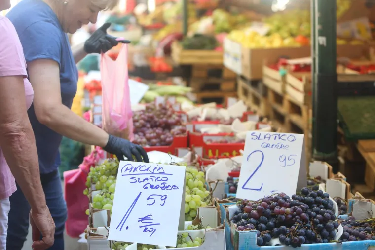 Grožđe i rajčica oko tri eura,  smokve skoro četiri, a grah &scaron;est. Ovo je ponuda na karlovačkoj tržnici
