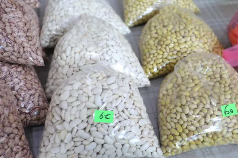 Grožđe i rajčica oko tri eura,  smokve skoro četiri, a grah &scaron;est. Ovo je ponuda na karlovačkoj tržnici