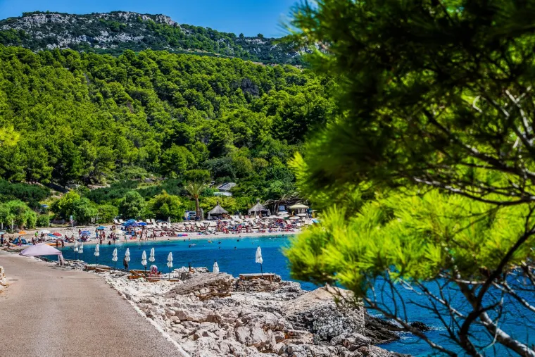 Uvala i svjetionik Pokonji Dol. 
Uvala koja se nalazi 30ak minuta od centra grada Hvara