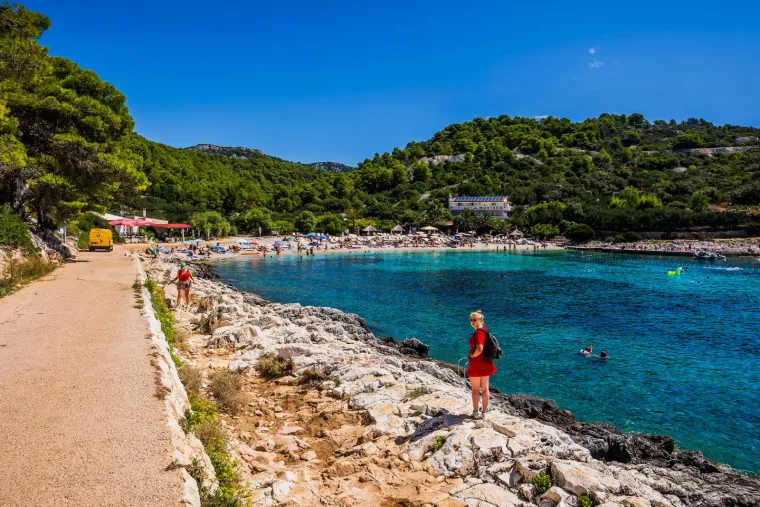 Uvala i svjetionik Pokonji Dol. 
Uvala koja se nalazi 30ak minuta od centra grada Hvara