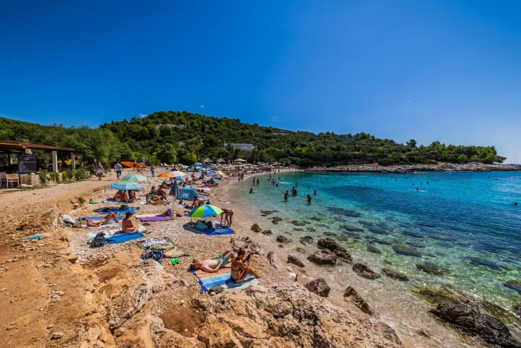 Uvala i svjetionik Pokonji Dol. 
Uvala koja se nalazi 30ak minuta od centra grada Hvara