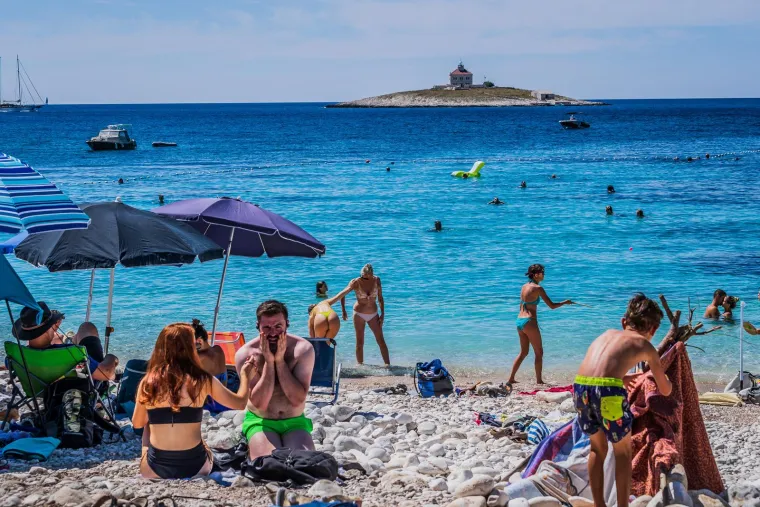 Uvala i svjetionik Pokonji Dol. 
Uvala koja se nalazi 30ak minuta od centra grada Hvara