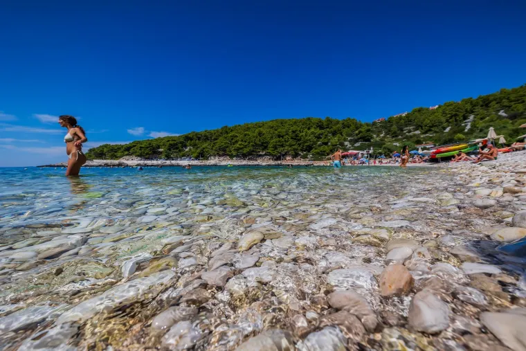 Uvala i svjetionik Pokonji Dol. 
Uvala koja se nalazi 30ak minuta od centra grada Hvara