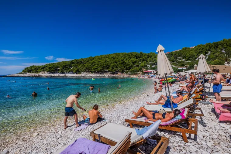 Uvala i svjetionik Pokonji Dol. 
Uvala koja se nalazi 30ak minuta od centra grada Hvara