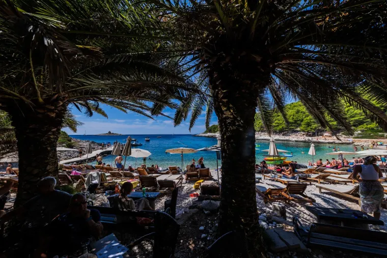 Uvala i svjetionik Pokonji Dol. 
Uvala koja se nalazi 30ak minuta od centra grada Hvara