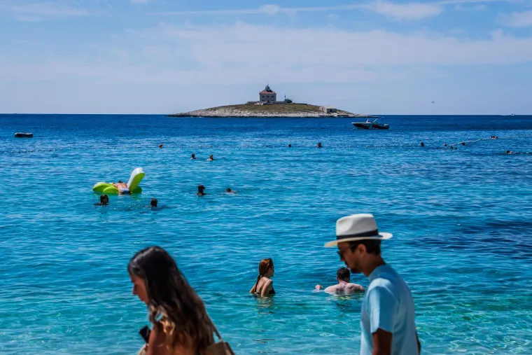 Uvala i svjetionik Pokonji Dol. 
Uvala koja se nalazi 30ak minuta od centra grada Hvara