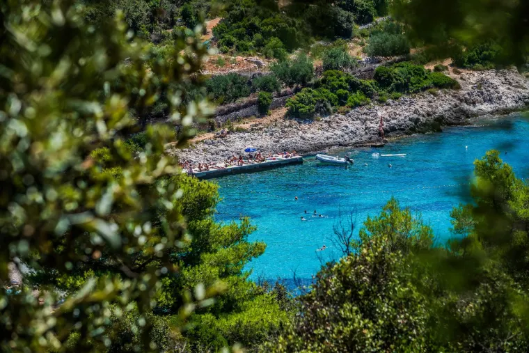 Uvala i svjetionik Pokonji Dol. 
Uvala koja se nalazi 30ak minuta od centra grada Hvara