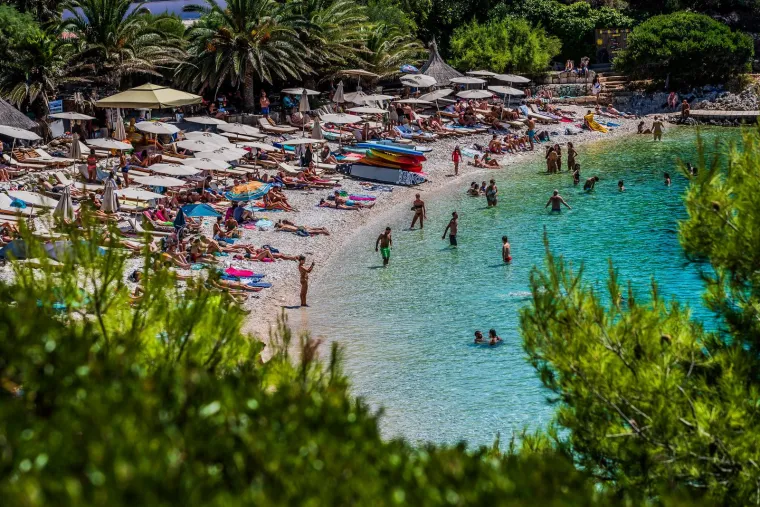 Uvala i svjetionik Pokonji Dol. 
Uvala koja se nalazi 30ak minuta od centra grada Hvara