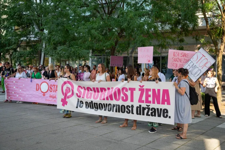 Osijek: Marija Trcol iz riječke udruge Pariter iznijela je podatak da su samo pro&scaron;loga vikenda evidentirana u MUP-u 44 djela obiteljskog nasilja te navela procjenu da je na jedno prijavljeno počinjeno jo&scaron; deset takvih neprijavljenih djela. 