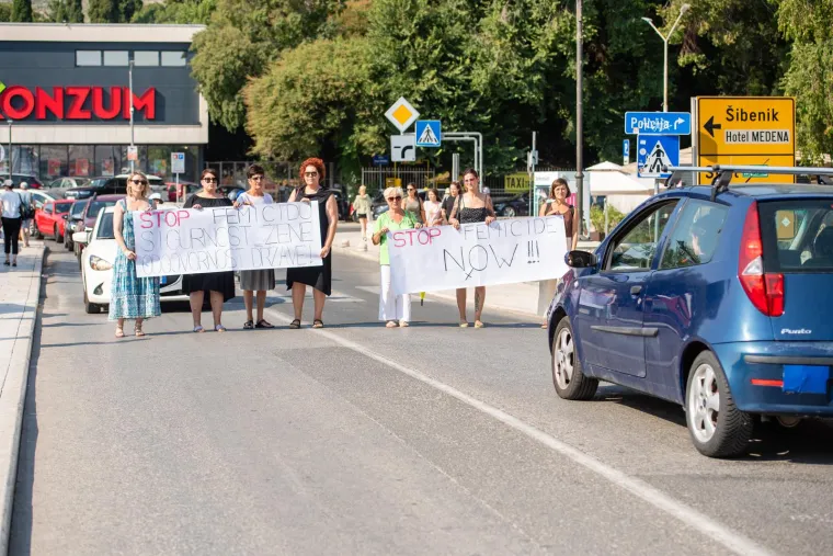 Trogir: Okupljene su žene podsjetile da će 1. listopada biti peta godina od stupanja na snagu Istanbulske konvencije, istaknuv&scaron;i da država nije poduzela ni&scaron;ta kako bi se osigurala njezina dosljedna primjena.