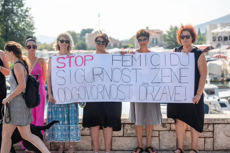 Trogir: Stoga simboličkim javnim akcijama žene traže od hrvatske države da preuzme odgovornost i poduzme konkretne korake kojima će ih se za&scaron;tititi od nasilja.