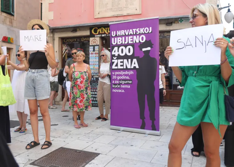 &Scaron;ibenik:  Akcija "Sigurnost žena je odgovornost države" održana je popodne i na Narodnom trgu u Splitu, popularnoj Pjaci, gdje se okupilo na desetke žena kojima se pridružila i nekolicina mu&scaron;karaca iz obližnjih trgovina.