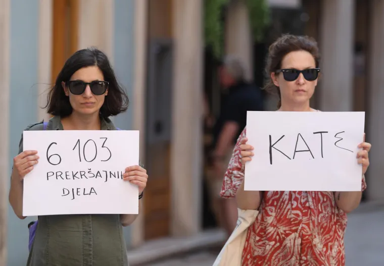 &Scaron;ibenik:  I Splićanke su poručile da je ubojstvo Nizame Hećimović pokazalo nefunkcioniranje sustava te su izrazile solidarnost sa ženama u Bosni i Hercegovini koje također traže veću djelotvornost u za&scaron;titi od nasilja. Nosile su transparente na kojima je pisalo "Sigurnost žena je odgovornost države", "Stop femicidu", "Stani za nju, za sebe, za nas jer znam &scaron;to znači kada sve stane - Stani!".