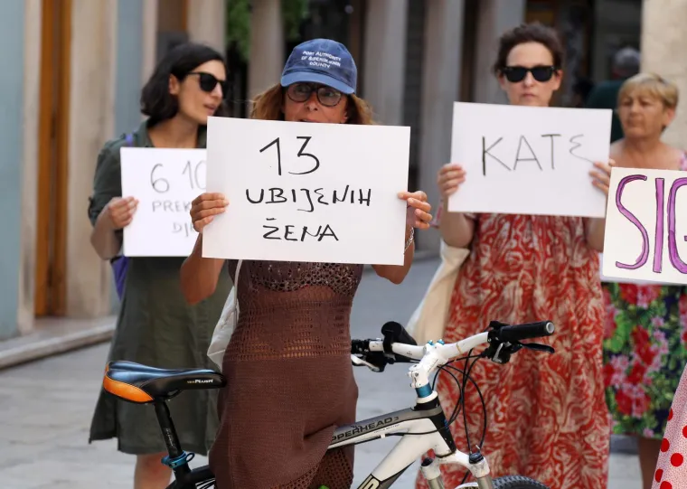 &Scaron;ibenik: "Država kontinuirano želi prikazati slučajeve nasilja kao incidente, ali tu se radi o sustavnom zanemarivanju i ugrožavanju života žena. Podr&scaron;ka u Hrvatskoj je deklarativna, sve političke opcije osuđuju nasilje prema ženama, ali kada treba izdvojiti sredstva za prevenciju, onda vlast zakaže", ustvrdila je Blanka Čopić iz Udruge Domine.