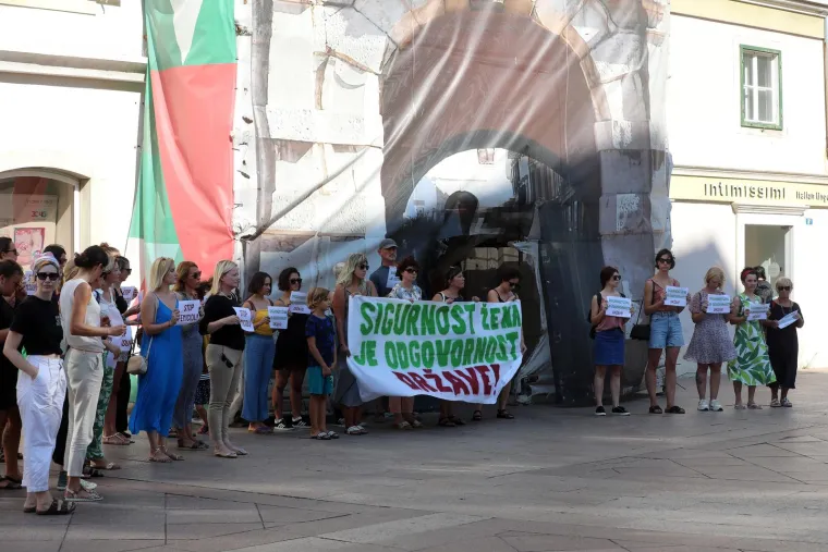 Rijeka: "Dana&scaron;nja akcija po gradovima Hrvatske i BiH dobar je znak da se žene drže skupa i da će se  boriti za bolje sutra", poručila je. 