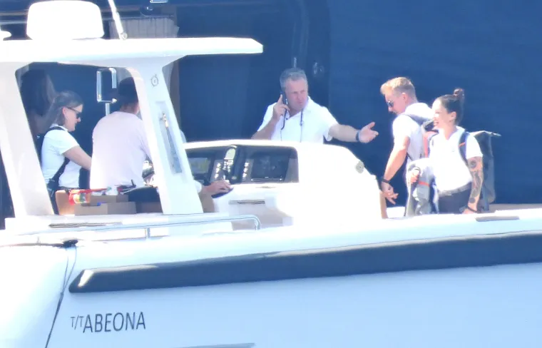 Što radi posada s jahte Jeffa Bezosa kad on ode? Bombe u vodu, skok na glavu, salto! I guštaju, guštaju