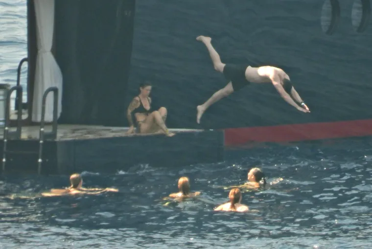 &Scaron;to radi posada s jahte Jeffa Bezosa kad on ode? Bombe u vodu, skok na glavu, salto! I gu&scaron;taju, gu&scaron;taju