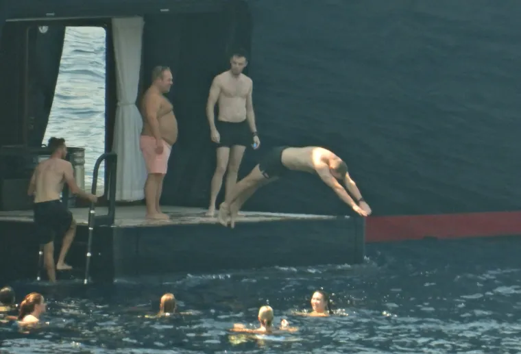 &Scaron;to radi posada s jahte Jeffa Bezosa kad on ode? Bombe u vodu, skok na glavu, salto! I gu&scaron;taju, gu&scaron;taju