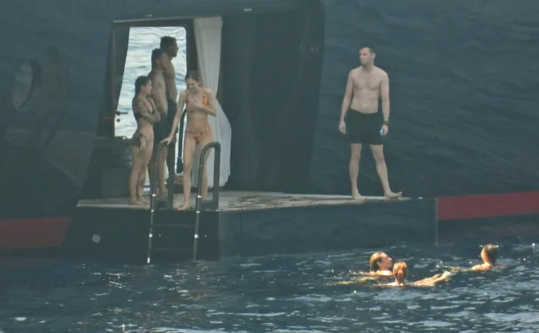 &Scaron;to radi posada s jahte Jeffa Bezosa kad on ode? Bombe u vodu, skok na glavu, salto! I gu&scaron;taju, gu&scaron;taju