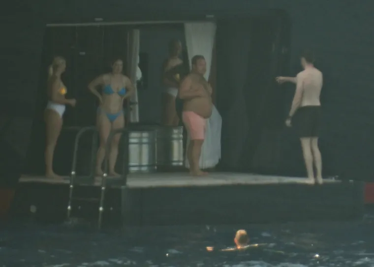 &Scaron;to radi posada s jahte Jeffa Bezosa kad on ode? Bombe u vodu, skok na glavu, salto! I gu&scaron;taju, gu&scaron;taju