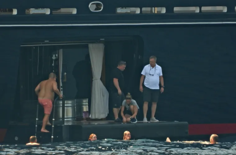 &Scaron;to radi posada s jahte Jeffa Bezosa kad on ode? Bombe u vodu, skok na glavu, salto! I gu&scaron;taju, gu&scaron;taju