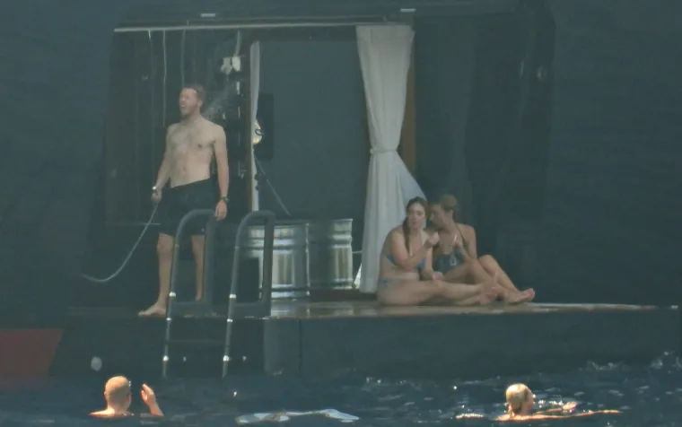 &Scaron;to radi posada s jahte Jeffa Bezosa kad on ode? Bombe u vodu, skok na glavu, salto! I gu&scaron;taju, gu&scaron;taju